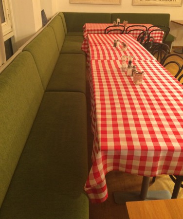 Den Glada Restaurangen vid Karolinska Sjukhuset har fått 50 meter soffor omklädda i tyget Mingel från Ludvig Svensson.